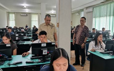 REKTOR MENINJAU TES BARAT