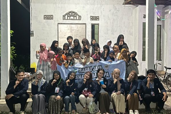 103 Mahasiswa KKN Farmasi Untan Edukasi Pencegahan ISPA di Sembilan Wilayah