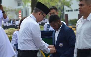 Rektor Universitas Tanjungpura menyematkan jas almamater