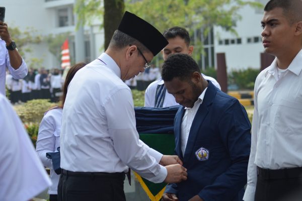 Rektor Universitas Tanjungpura menyematkan jas almamater