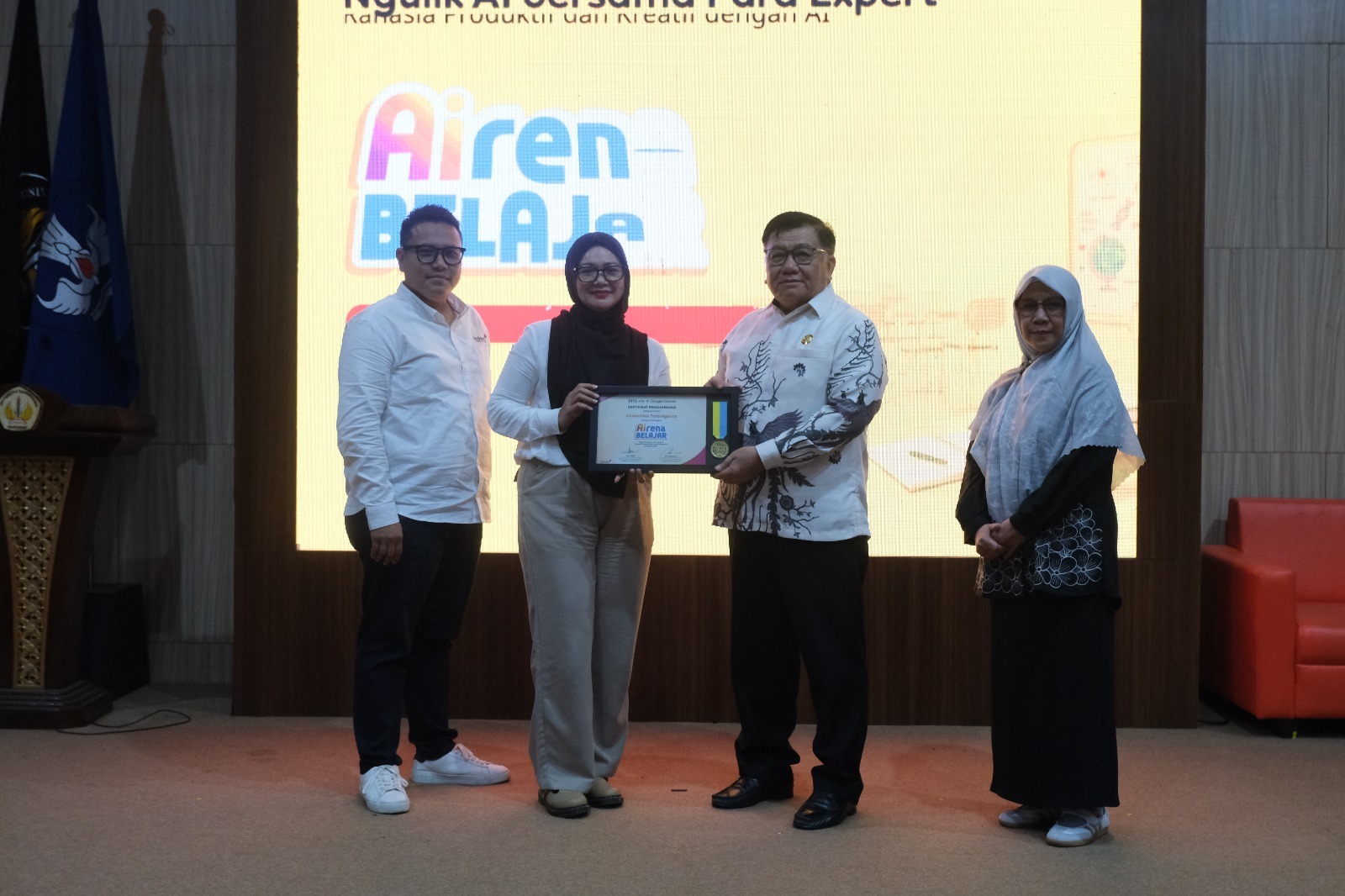 Dari kiri: Head of Branch Sales Pontianak IM3 Rivaldi Presetyo Amanda, Head of Trade Marketing & Visibility Region Kalimantan Vera Viberty, Wakil Rektor Bidang Kemahasiswaan dan Alumni Untan Dr. Achmadi, M.Si., serta Kepala BPKHM Untan Endah Priyanti pada penyerahan plakat dalam kegiatan Airena Belajar.